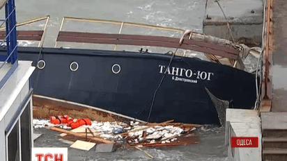 В Одессе ночной шторм разбил прогулочную яхту «Танго-Юг»