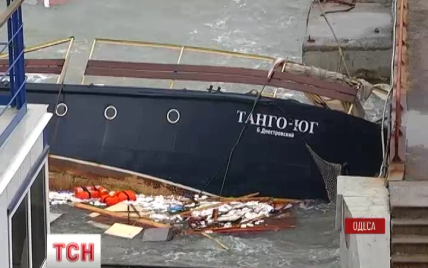 Шторм разбил яхту в Одессе и чуть не утопил капитана