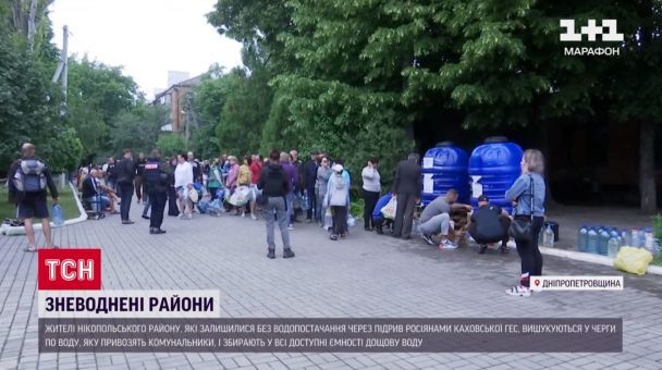 У Нікопольському районі вже понад пів сотні пунктів роздачі води, подекуди до них великі черги