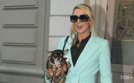 В пальто мятного цвета и с собакой на руках: гламурная Пэрис Хилтон на прогулке в Нью-Йорке