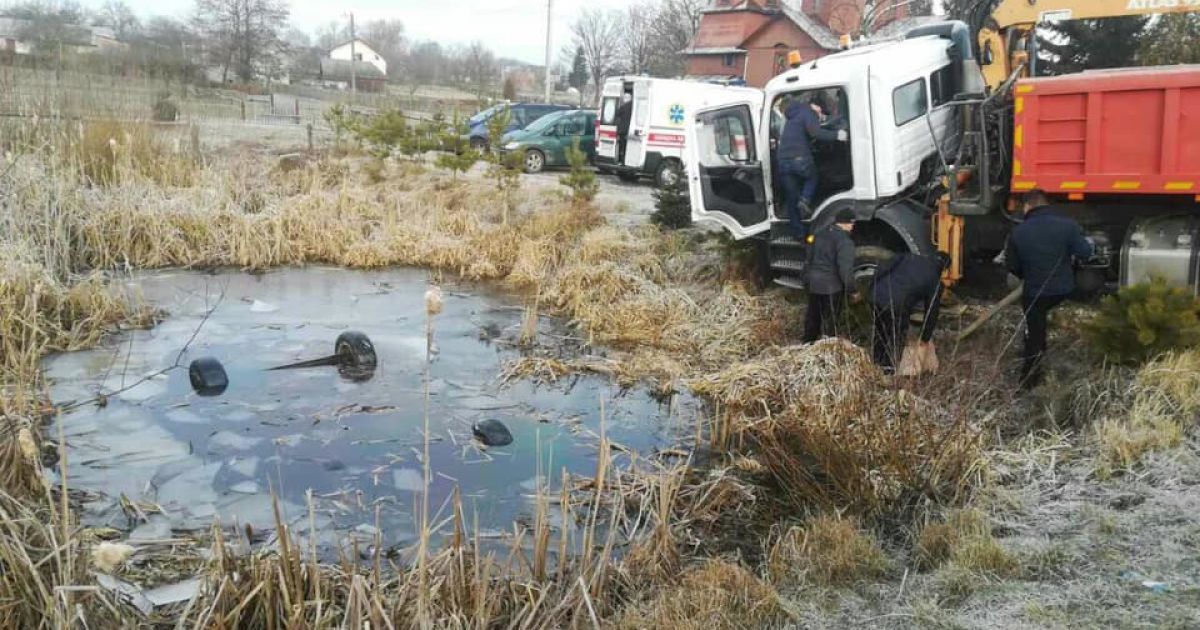 Во львовской области из пруда достали автомобиль с четырьмя телами - новости украины