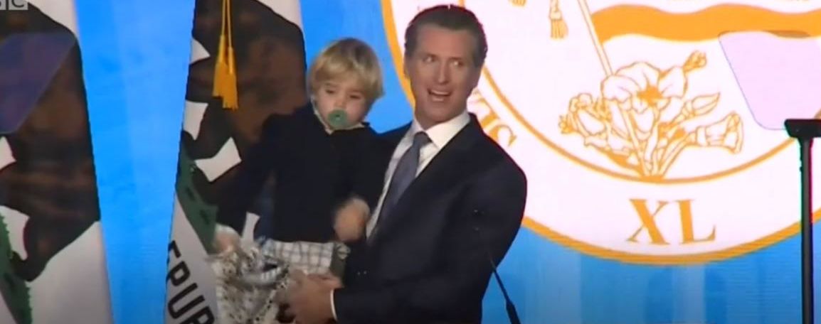 Сеть смешит видео с сонным мальчиком, который мешает инаугурации нового губернатора Калифорнии