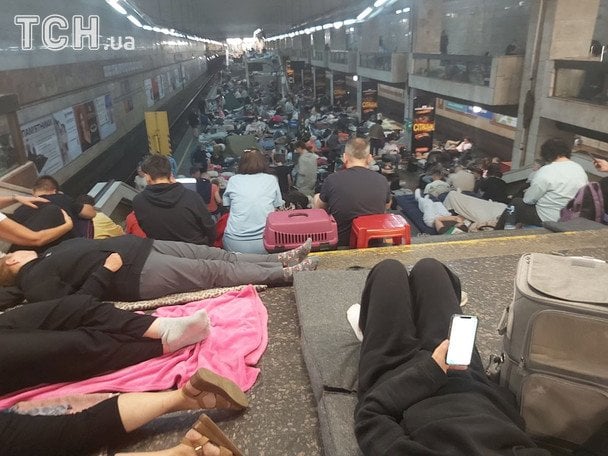 Станція метро «Позняки» у ніч проти 30 липня / © ТСН