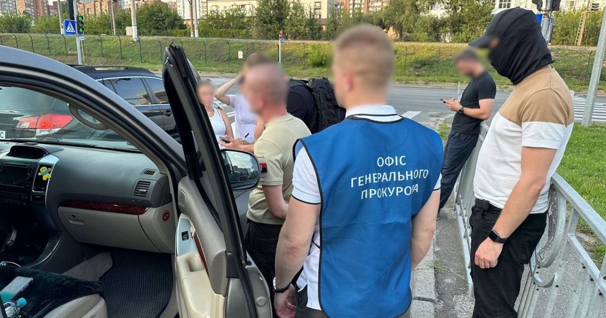 В Киеве задержали начальника военкомата за "схемы" переправки мужчин за границу.