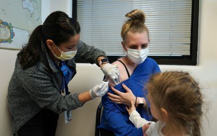 Эксперты США объяснили, почему нужно носить маски после прививки от коронавируса