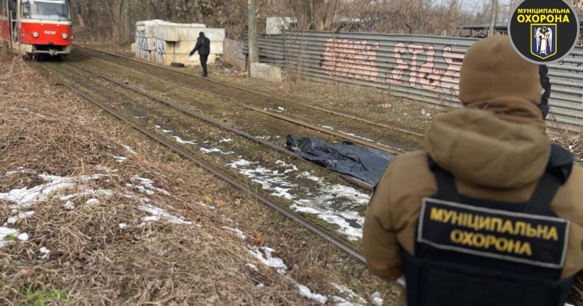 В Киеве нашли тело погибшего мужчины на трамвайной остановке