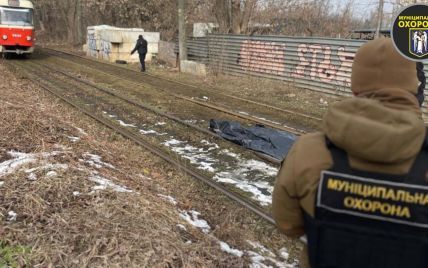 У Києві знайшли тіло загиблого чоловіка на трамвайній зупинці: подробиці