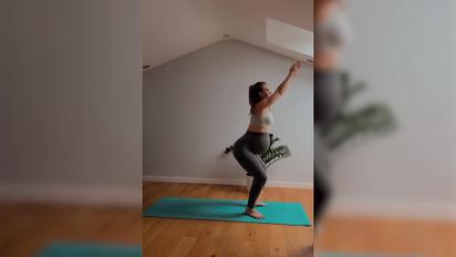 Анна Кошмал ошеломила, как беременной выполняет сверхсложные асаны с йоги