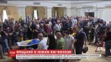 У столиці тисячі людей прийшли віддати шану Левку Лук'яненку