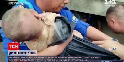 Новини світу: у Китаї під час повеней матір 3-місячної дівчинки пожертвувала собою заради дитини