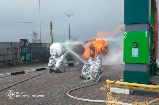 Рятувальники загасили пожежу на АЗС в Нікополі, що виникла внаслідок ворожого обстрілу. / © ДСНС у Дніпропетровській області