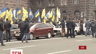 Близько тисячі людей сьогодні влаштували акцію під стінами столичної адміністрації