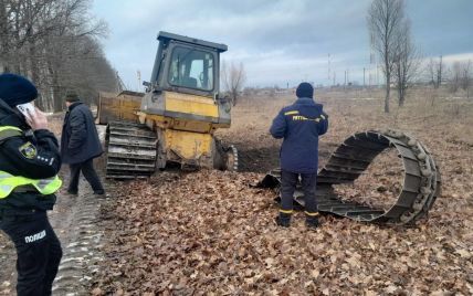 На Київщині 47-річний тракторист підірвався на протитанковій міні (фото)