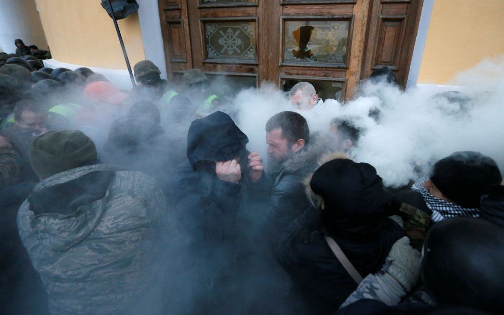 Фото сутичок під Жовтневим палацом / © Reuters