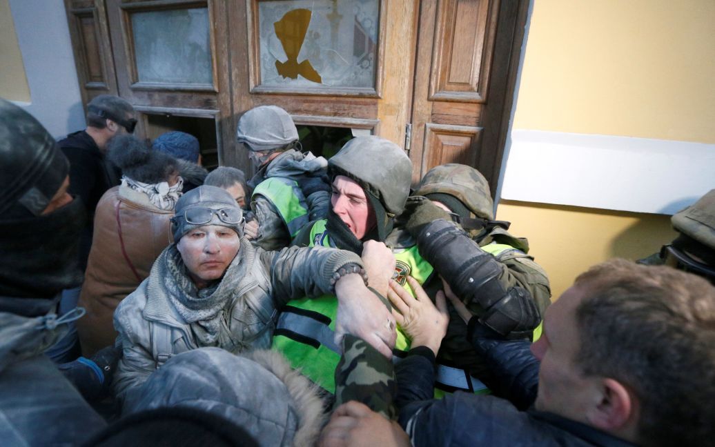 Фото сутичок під Жовтневим палацом  / © Reuters