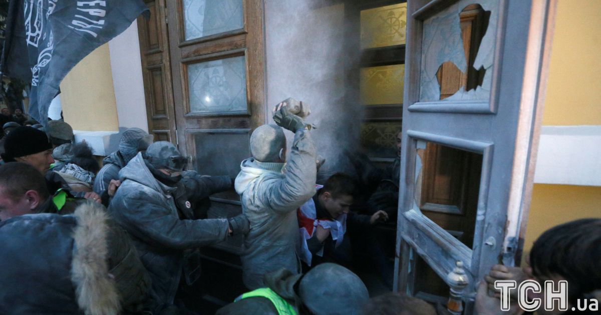 Під час сутичок біля Жовтневого палацу постраждали більше 30 правоохоронців 