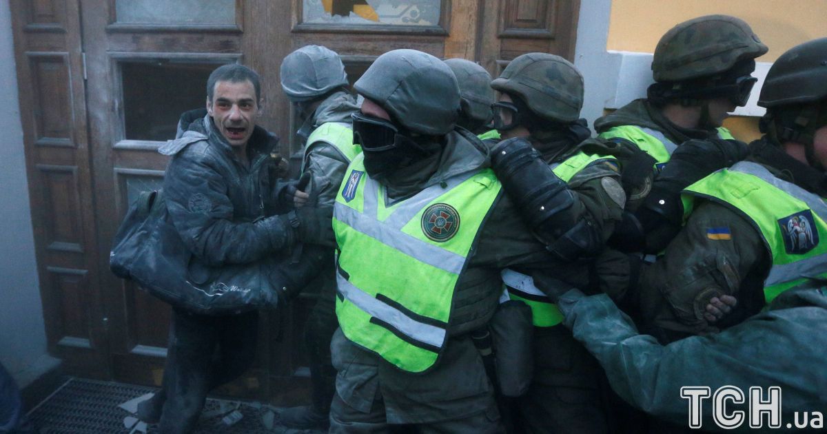 Отравления и взрывной пакет в капюшоне: в столкновениях под Октябрьским дворцом пострадали 60 нацгвардейцев