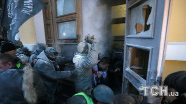 Фото сутичок під Жовтневим палацом / © Reuters
