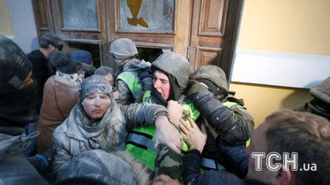Фото сутичок під Жовтневим палацом  / © Reuters