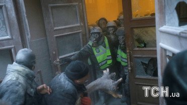 Фото сутичок під Жовтневим палацом  / © Reuters