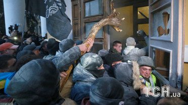 Фото сутичок під Жовтневим палацом / © Reuters