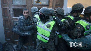 Фото сутичок під Жовтневим палацом / © Reuters
