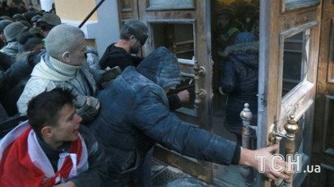 Фото сутичок під Жовтневим палацом / © Reuters