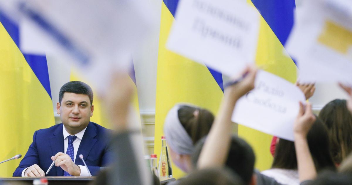 Курс долара, підвищення зарплат і розвиток нацекономіки. Ключові тези прес-конференції Гройсмана