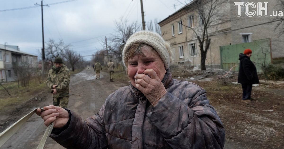 Обугленные дома и слезы местных жителей: Reuters показало последствия обстрела Новолуганского