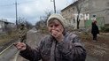 Обвуглені будинки і сльози місцевих мешканців: Reuters показало наслідки обстрілу Новолуганського