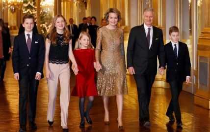 В золотом платье и с красивой укладкой: бельгийская королева Матильда с мужем и детьми сходила на праздничный концерт