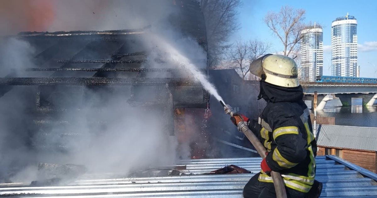 У Гідропарку горить дерев'яна будівля