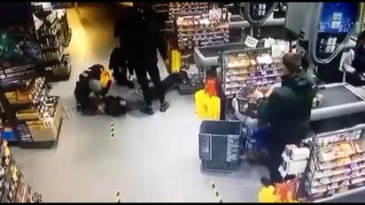 Новости Украины: появилось видео с камер наблюдения супермаркета в Чернигове, где избили полицейских