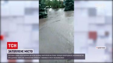 Новини України: в Маріуполі через потужну нічну зливу затопило відразу десяток вулиць