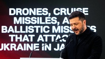 Президент Украины Владимир Зеленский обращается к аудитории во время сессии Мюнхенской конференции по безопасности