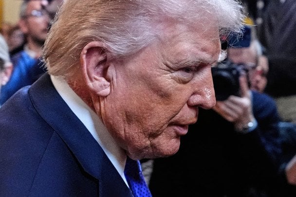 Трамп вийшов до журналістів у Білому домі з червоною плямою на шиї / © Associated Press