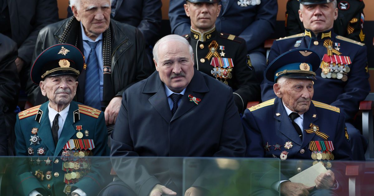 Лукашенко виглядав не дуже здоровим на параді у Москві 9 травня