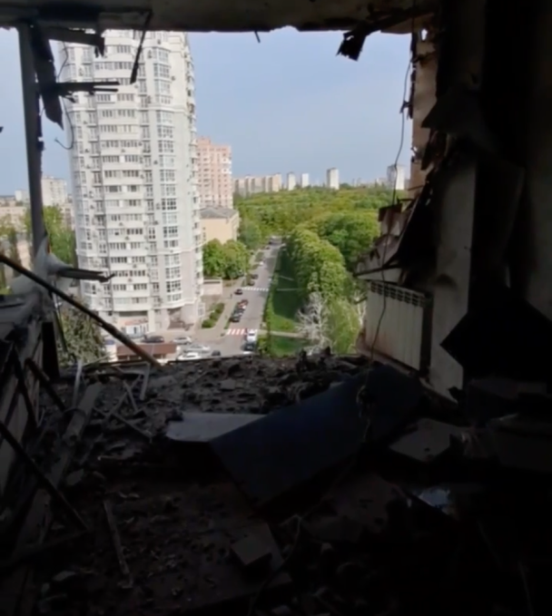 Зруйнована квартира у Святошинському районі Києва після атаки дронами.