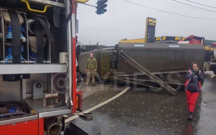 В Одессе в ДТП попали военные: грузовик перевернулся на бок (фото)