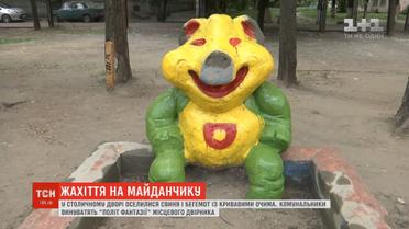 Свиня та бегемот із кривавими очима: комунальники незвично пофарбували скульптури на дитмайданчику