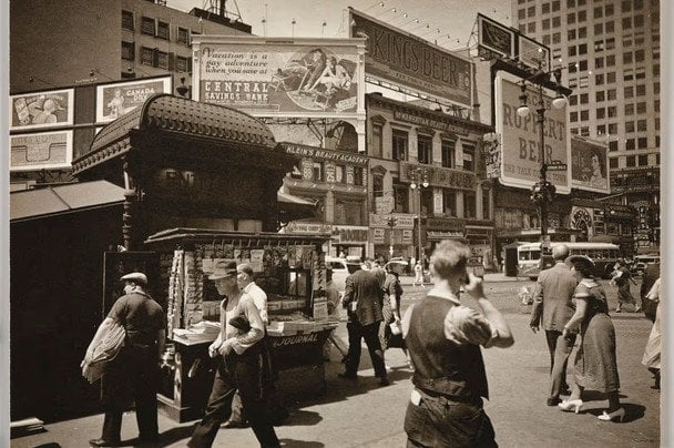 На знімку 1930-х років видно чоловіка, який тримає пристрій біля вуха.