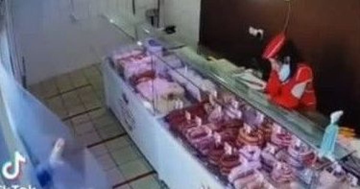 В Харькове продавщица магазина шокировала Сеть реакцией на падение пожилой женщины (видео)