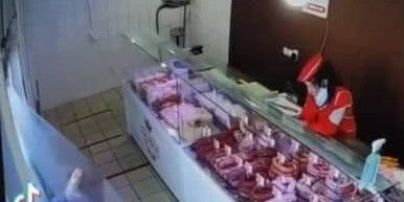 В Харькове продавщица магазина шокировала Сеть реакцией на падение пожилой женщины (видео)