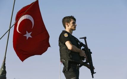 В Туреччині заарештували понад 100 військових