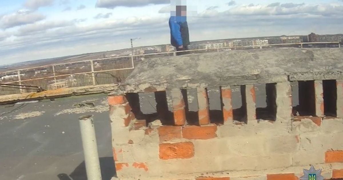 У Краматорську патрульні відмовили від самогубства чоловіка, який вже готовий був стрибати з 9-поверхівки