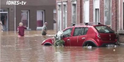 Людей снимают с крыш вертолетами: Бельгия страдает от разрушительных наводнений