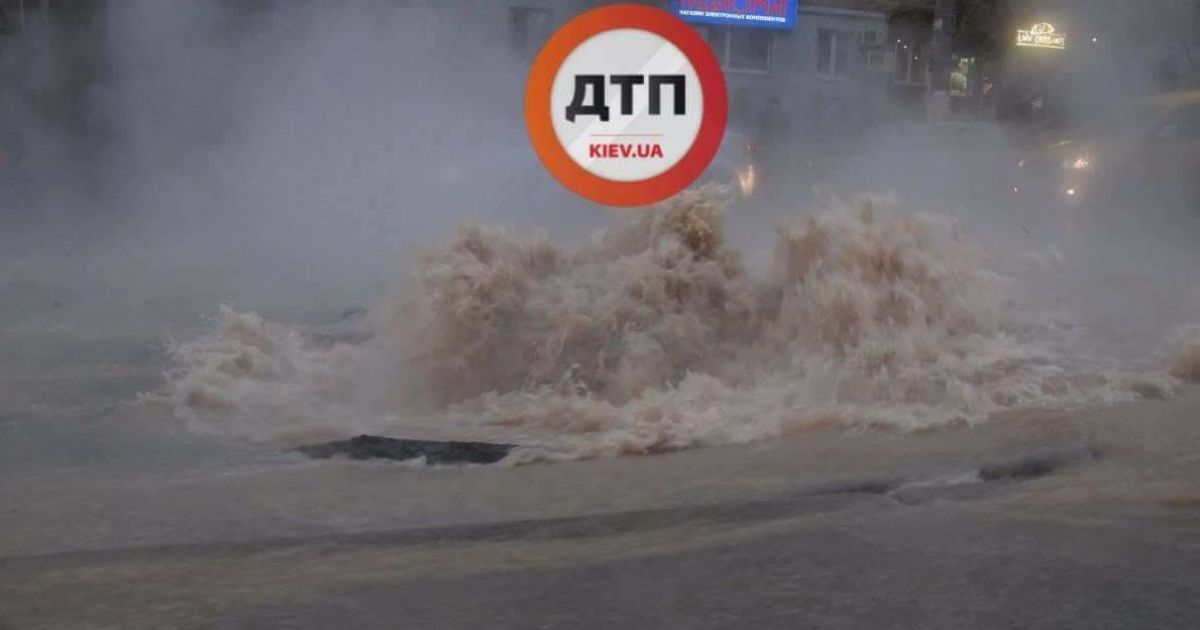 прорив труби на Караваєвих Дачах у Києві_5 / © facebook.com/dtp.kiev.ua