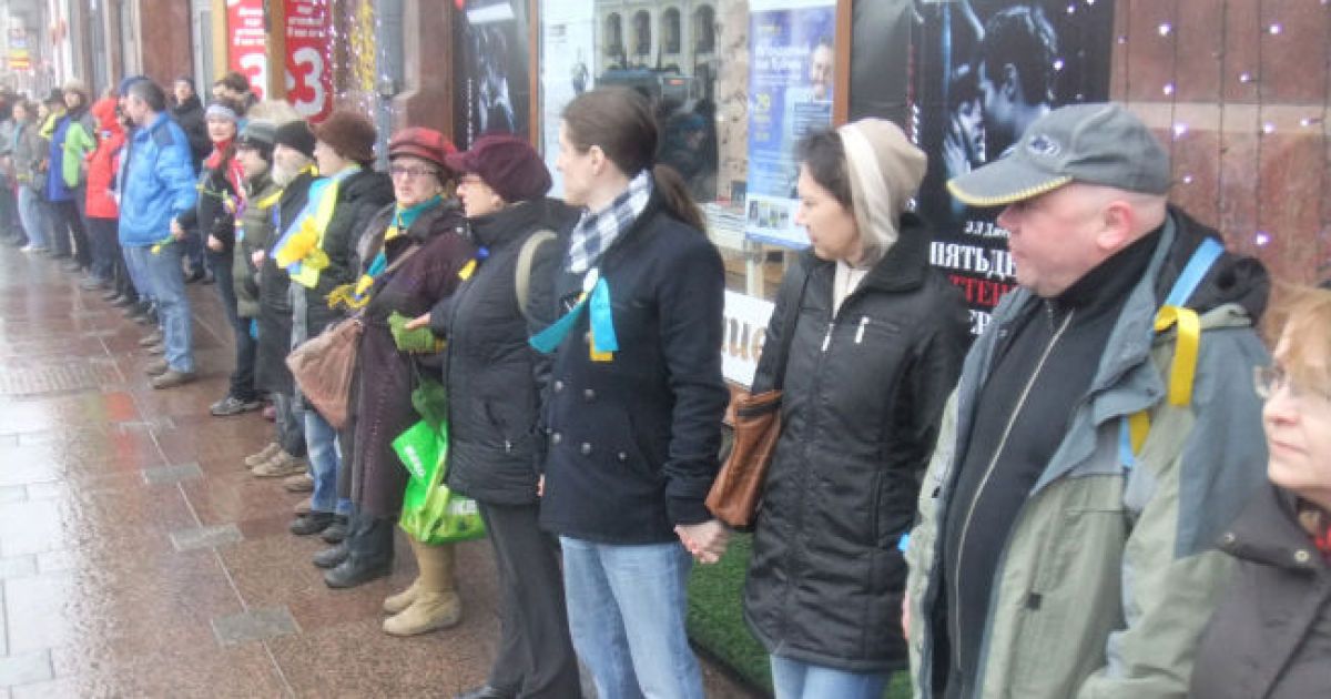 Активісти з жовто-синіми стрічками вишикувалися в ланцюжок, підтримуючи Савченко.