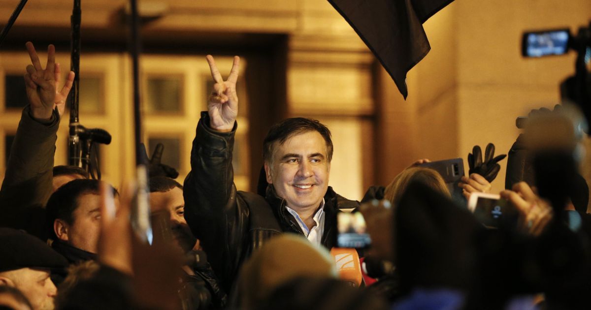 Саакашвили после провала захвата Октябрьского дворца отправился под Раду