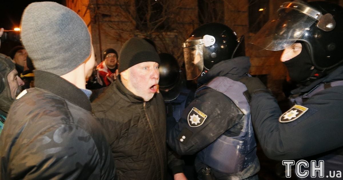 Десятки людей и полицейский автобус: что происходит под изолятором СБУ, куда доставили Саакашвили